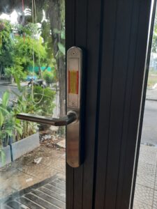 mặt sau khóa metalock