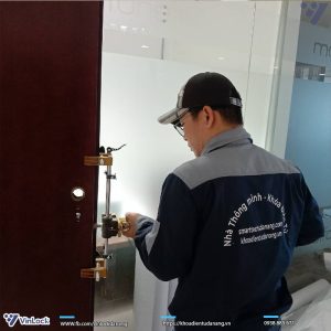 Lắp đặt khóa cửa gỗ