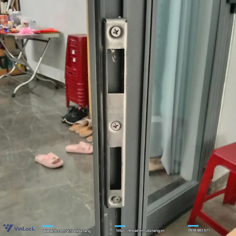 KHÓA CỬA NHÔM YALE YDMA 100NP