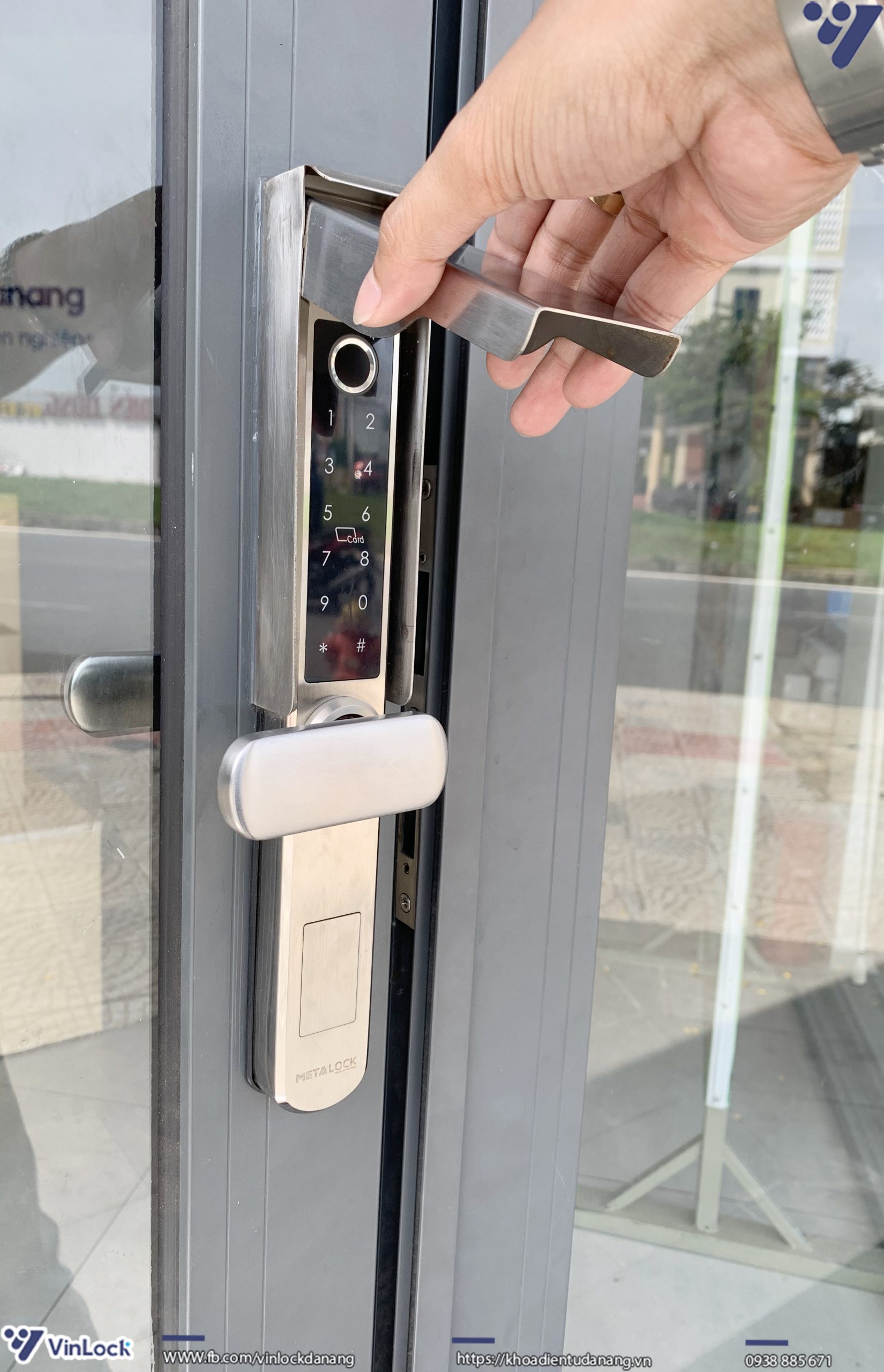 Hộp inox che mưa khóa điện tử