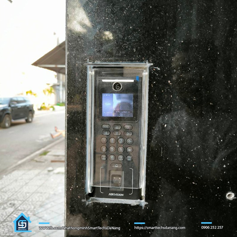 Hình ảnh thi công thực tế mặt ngoài của hệ thống kiểm soát ra vào