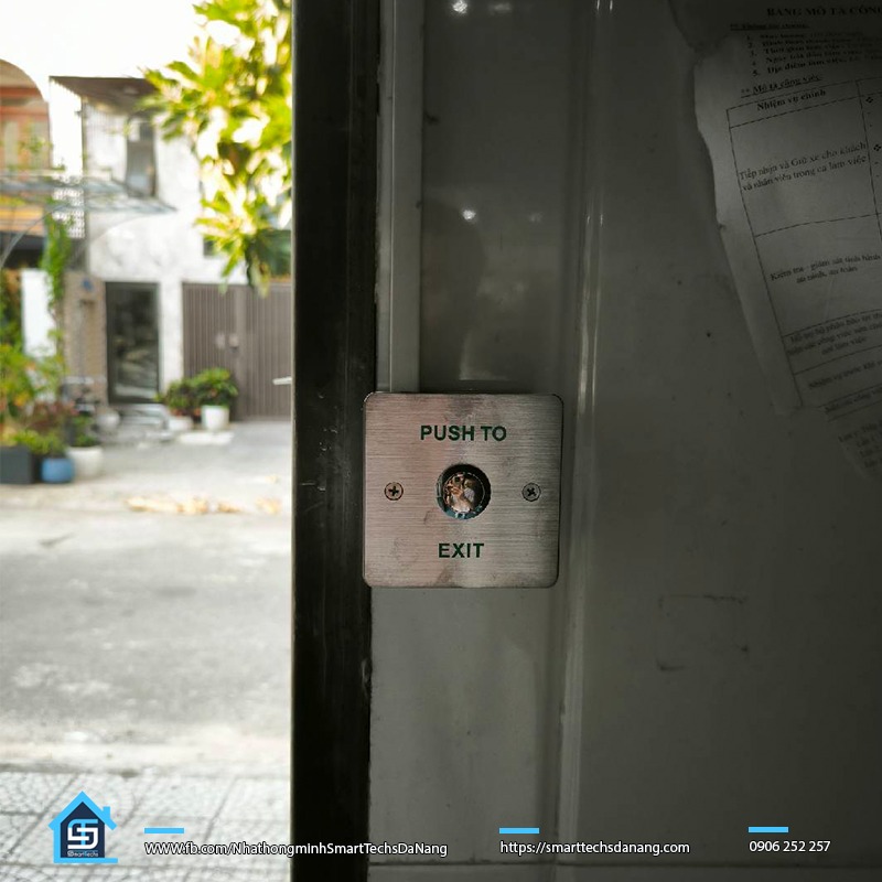 Hình ảnh thi công thực tế mặt trong (nút exit) của hệ thống kiểm soát ra vào