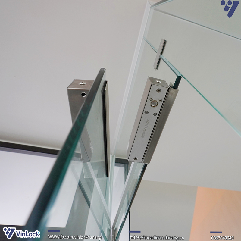 Bộ khóa chốt rơi Hikvision lắp đặt trên cửa kính cường lực lề sàn