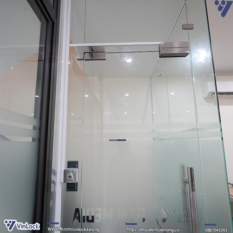 Hình ảnh phía trong văn phòng sau khi lắp đặt giải pháp kiểm soát ra vào - khóa điện từ hệ chốt rơi cho cửa kính lề sàn