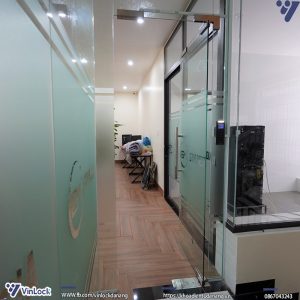 Giải pháp kiểm soát ra vào của văn phòng trên cửa kính cường lực lề sàn