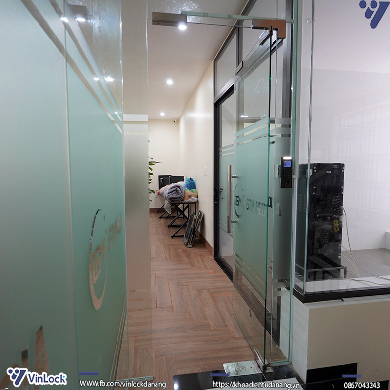 Giải pháp kiểm soát ra vào của văn phòng trên cửa kính cường lực lề sàn