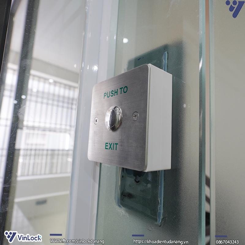 Nút exit cho phép mở cửa từ bên trong nhanh chóng, tiện lợi