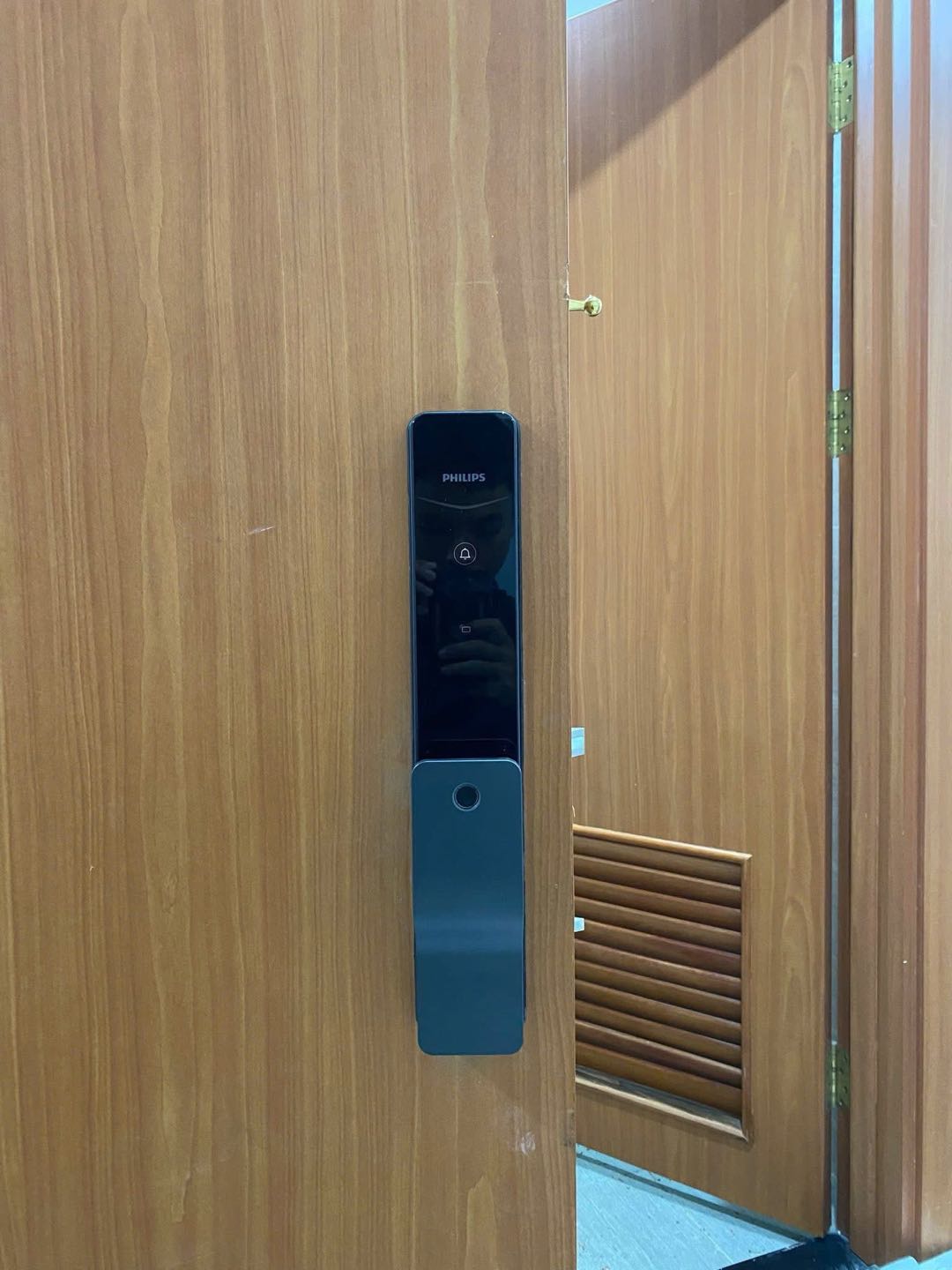 Hình ảnh lắp đặt thực tế Khóa vân tay thông minh PHILIPS DDL801-5HBS tại nhà khách hàng