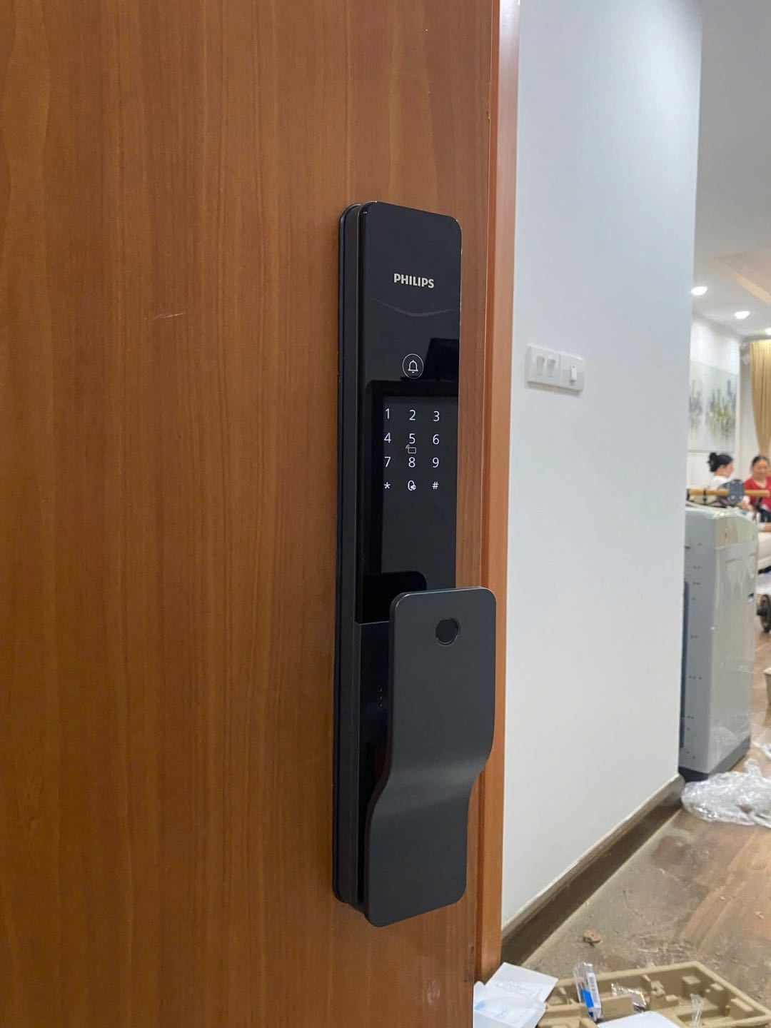 Hình ảnh lắp đặt thực tế Khóa vân tay thông minh PHILIPS DDL801-5HBS tại nhà khách hàng