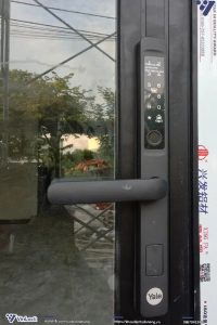 Yale YDMA 100NP khóa cửa vân tay thông minh được lắp đặt tại nhà khách hàng