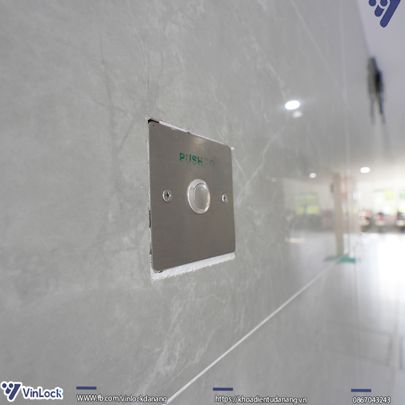 Nút exit nên được thiết kế đặt âm tường cực kỳ thẩm mỹ và tránh bị cấn hay va quẹt