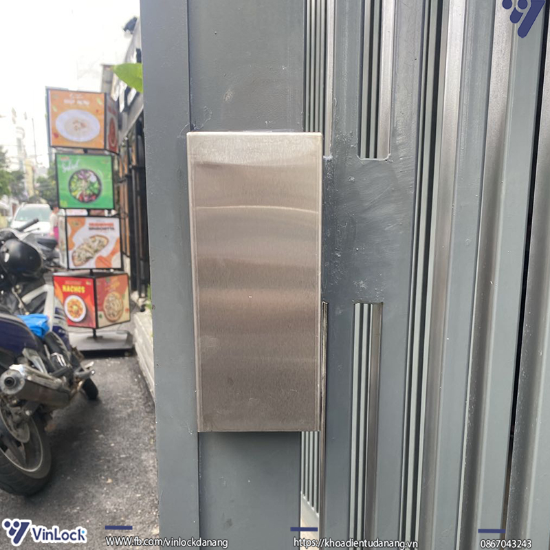 Lắp đặt thêm hộp bảo vệ che nắng, che mưa cho khóa