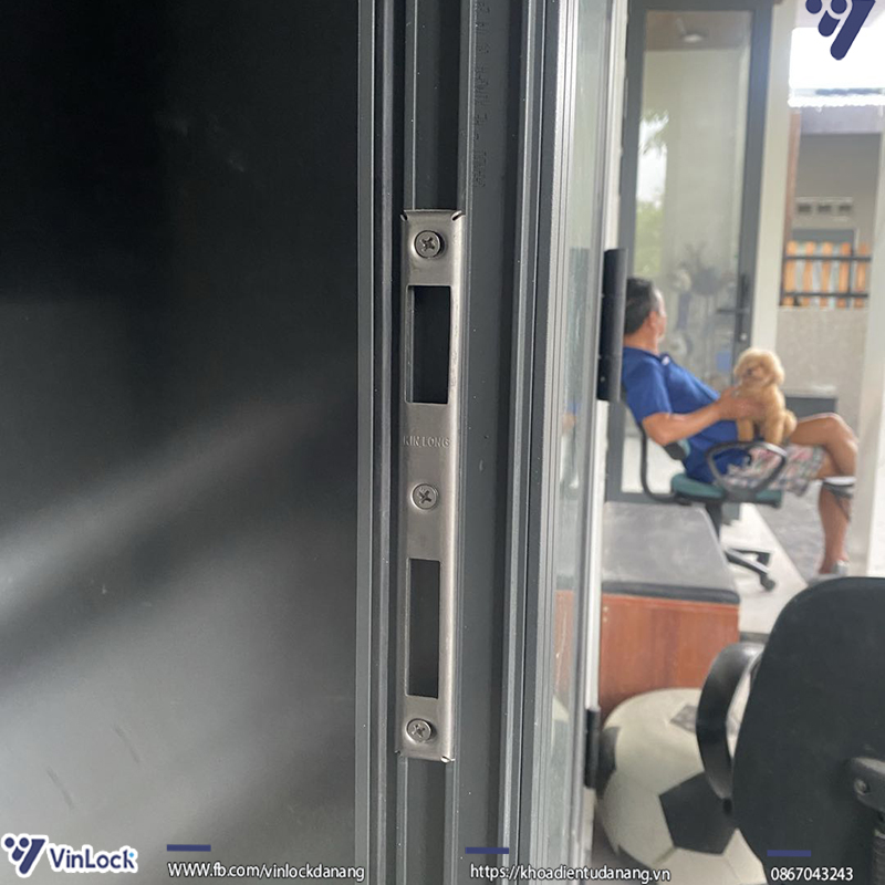 Hình ảnh thi công thực tế khoá điện tử Yale YDMA 100NP