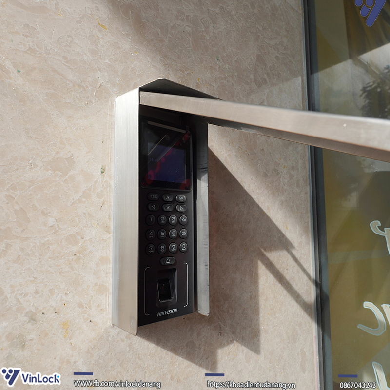 Sản phẩm Hộp che mưa thiết bị kiểm soát ra vào Hikvision - lắp đặt thực tế tại Cafe Ông Bầu - Đà Nẵng