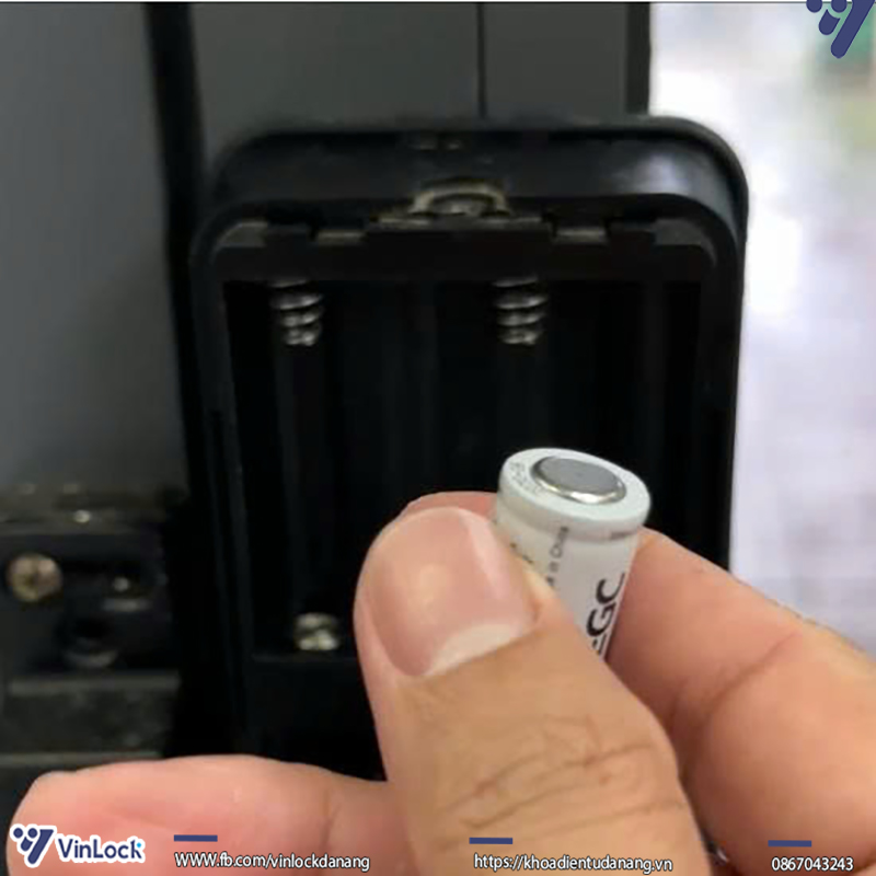 Đầu bằng của pin đặt vào phía có lò xo.