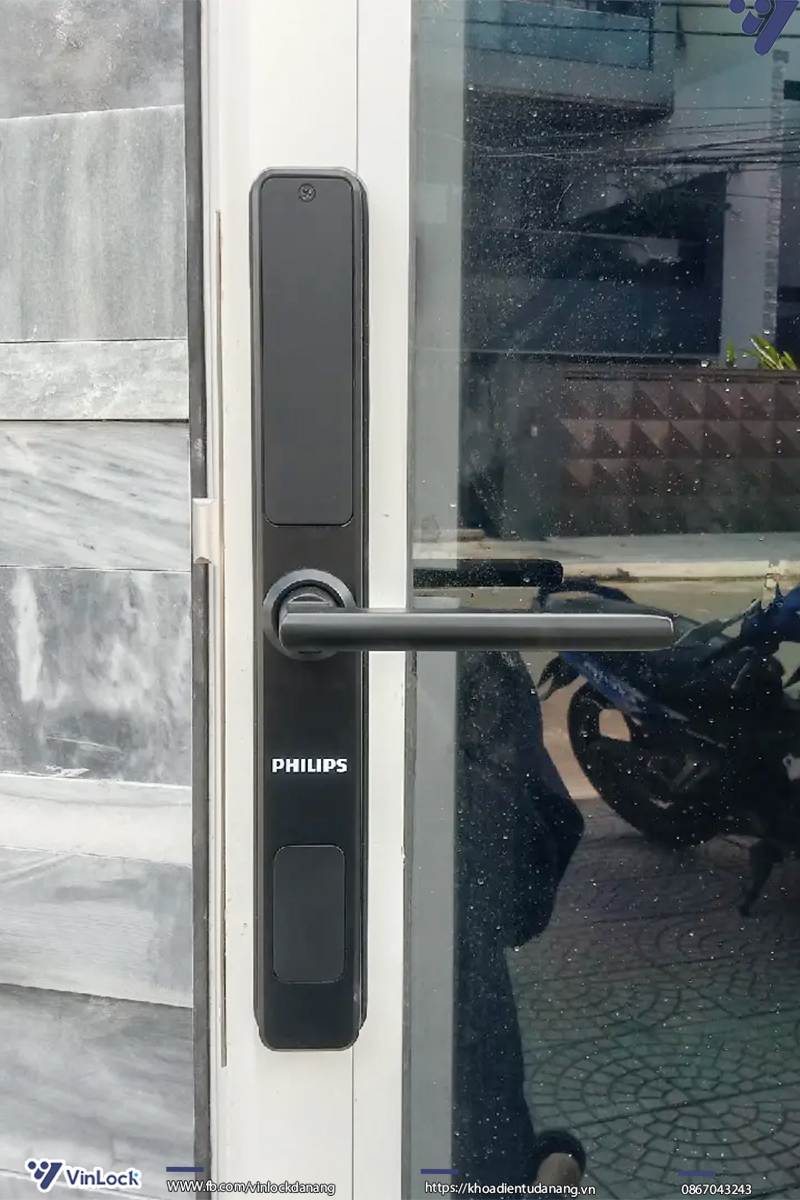 Khóa được kết hộp với hộp bảo vệ để che mưa, che nắng