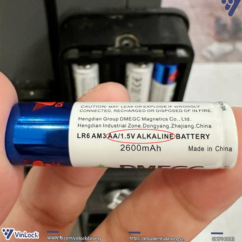 Khi chọn pin cho khóa Epic, hãy chú ý ký hiệu AA – 1.5V – Alkaline trên thân pin để đảm bảo đúng loại pin tiêu chuẩn.