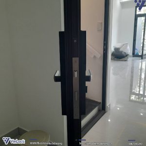 mặt bên khóa khi lắp lên cửa