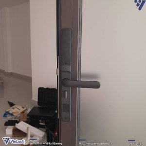 mặt trong khóa Yale 100np khi lắp lên cửa