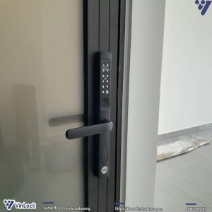 Mặt trước của khóa yale 100np ki lắp lên cửa