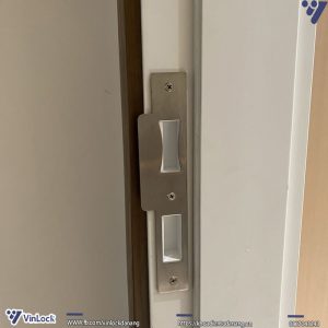 Bách phụ khóa 7116A khi lắp lên cửa