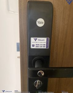 Mặt trong của Khóa vân tay Yale YDM7116A lắp lên cửa