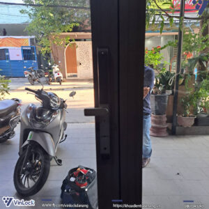 Mặt trong khóa sau khi lắp đặt lên cửa