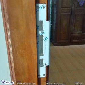 bách phị khóa Winlock-XT-S01 khi lắp lên cửa