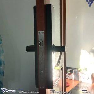 mặt bên khóa khi lắp lên cửa