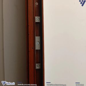 Bách phụ của khóa khi lắp lên cửa