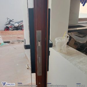 Mặt bên của khóa khi lắp lên cửa