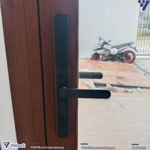 Mặt trong của khóa Yale 100NP khi lắp lên cửa