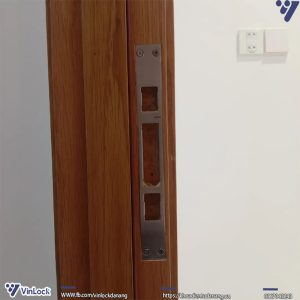 bách phụ của khóa khi lắp lên cửa