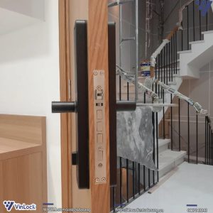 Mặt bên của khóa khi lắp lên cửa