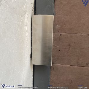 Hộp bảo vệ mặt trước khóa khi lắp lên cửa