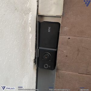 Mặt trong khóa Epic ES-F731G  khi lắp lên cửa