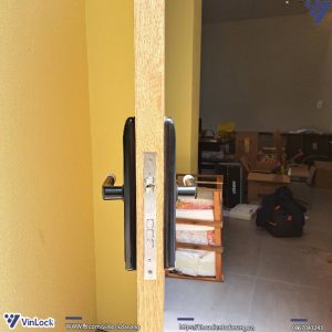 mặt nghiêng của khóa khi lắp lên cửa