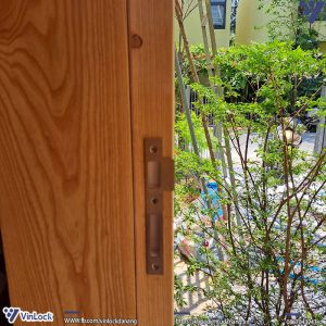 Bách phụ của khóa khi lắp lên cửa