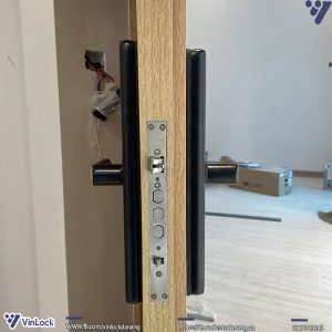 Mặt bên của khóa khi lắp lên cửa