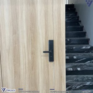 Mặt trong khóa Philips 7300 khi lắp lên cửa