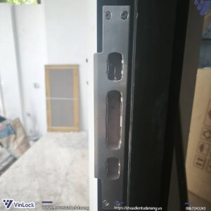 Bách phụ khóa khi lắp lên cửa