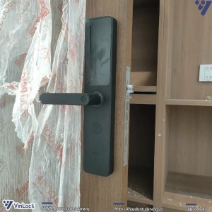 Mặt ngoài khóa khi lắp lên cửa