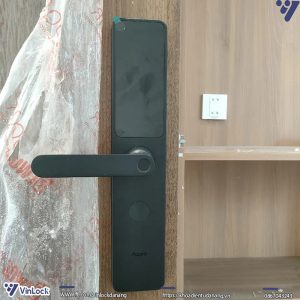 mặt ngoài khóa Aqara A100 khi lắp lên cửa