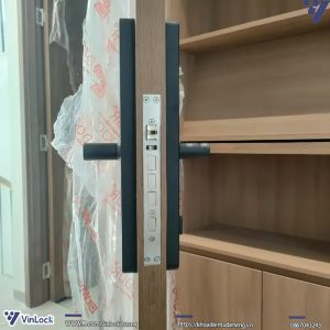 Măt bên của khóa khi lắp lên cửa