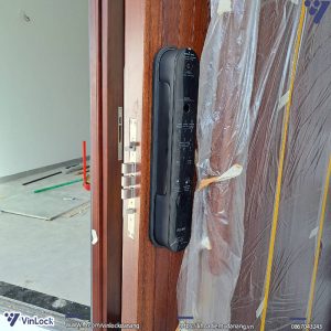 mặt ngiêng của khóa Aqara D100 khi lắp lên cửa