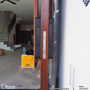 mặt bên của khóa Aqara D100 khi lắp lên cửa
