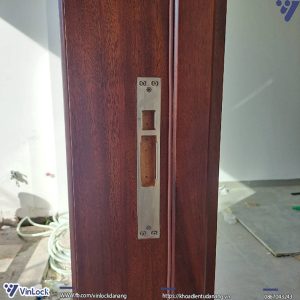 Bách phụ khóa Aqara D100 khi lắp lên cửa