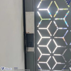 mặt trong khóa Aqara U50 + hộp bảo vệ Inox khi lắp lên cửa