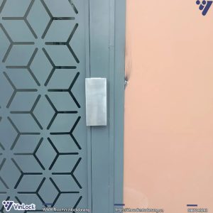 hộp bảo vệ inox mặt ngoài khóa khi lắp lên cửa