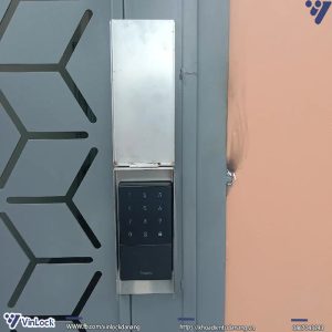 mặt ngoài khóa Aqara U50 + hộp bảo vệ inox khi lắp lên cửa
